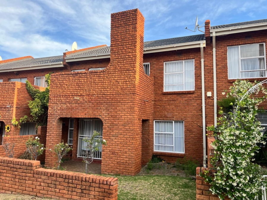 To Let 3 Bedroom Property for Rent in Langenhovenpark Free State